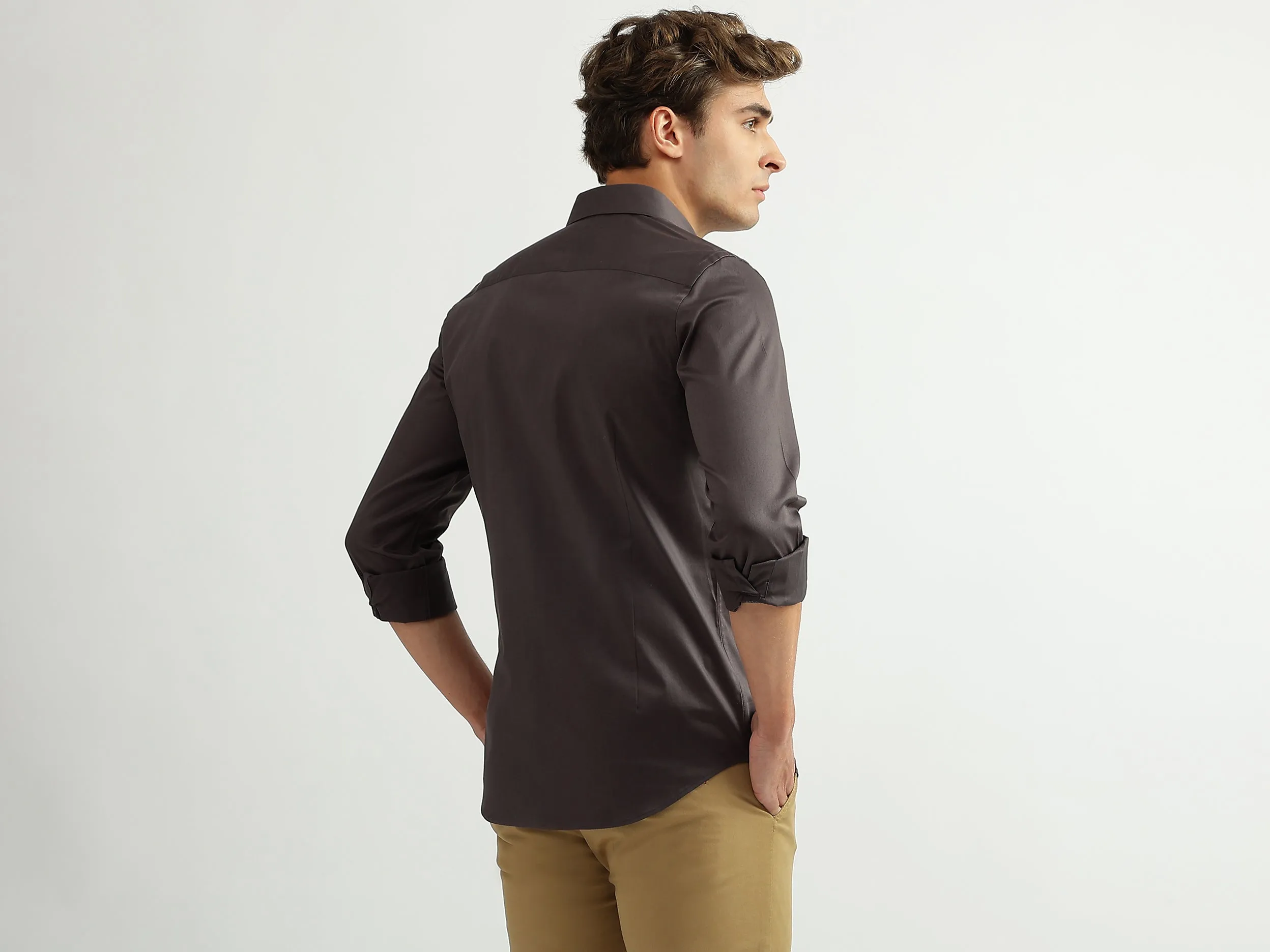 Men Solid Cutaway Collar Shirt