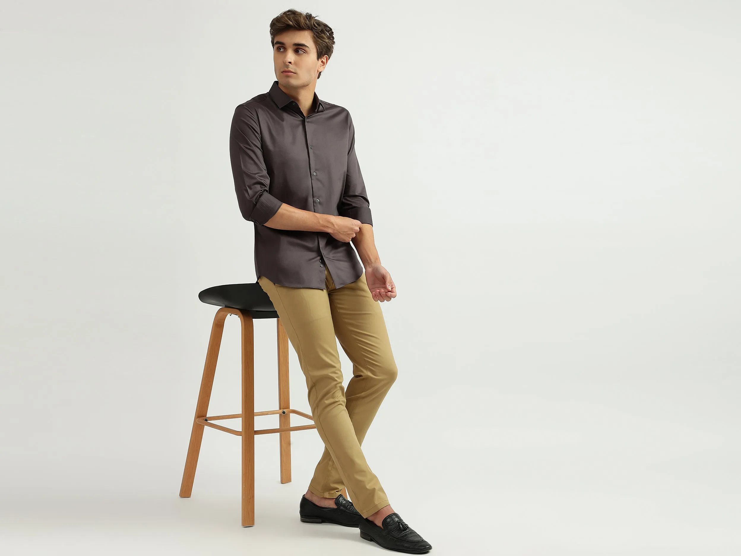 Men Solid Cutaway Collar Shirt