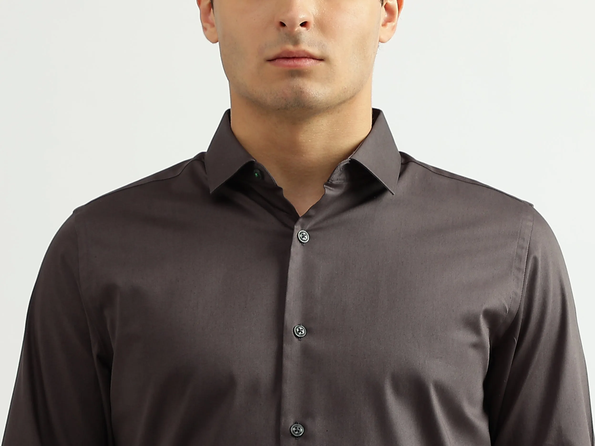 Men Solid Cutaway Collar Shirt