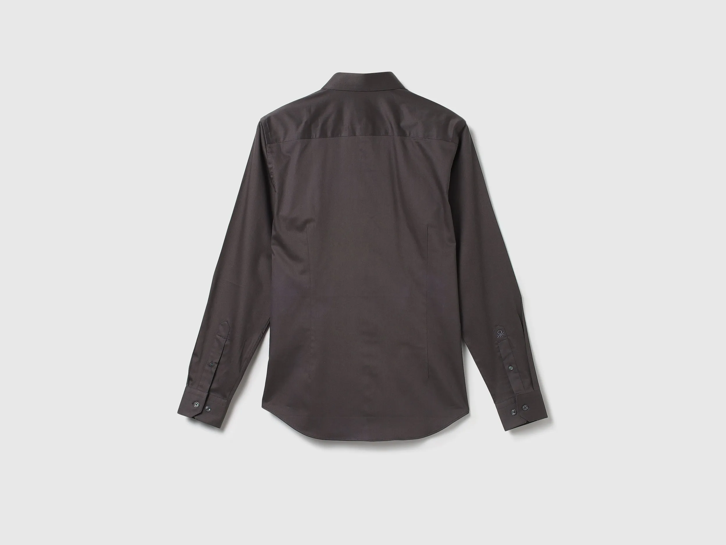 Men Solid Cutaway Collar Shirt