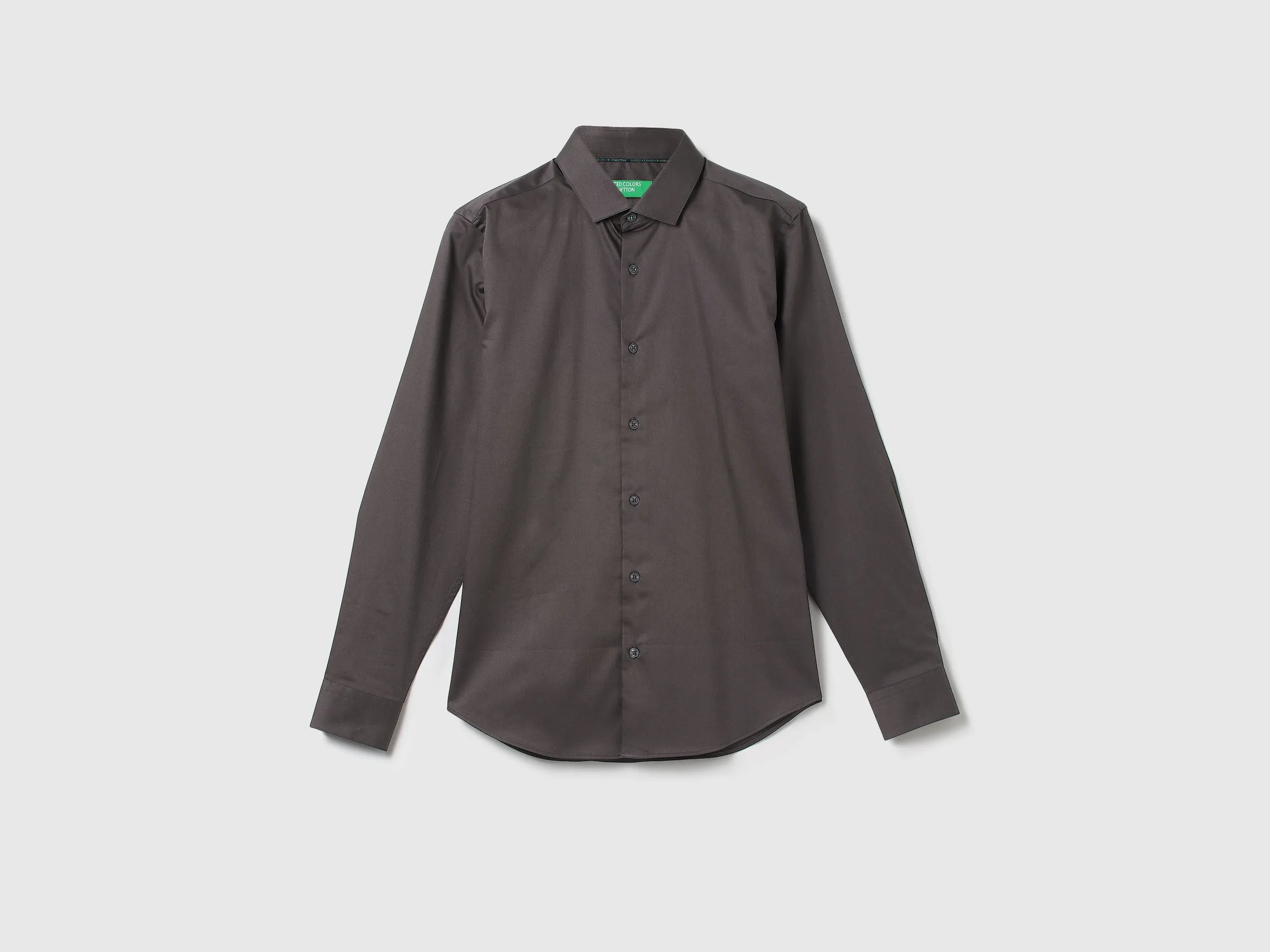 Men Solid Cutaway Collar Shirt