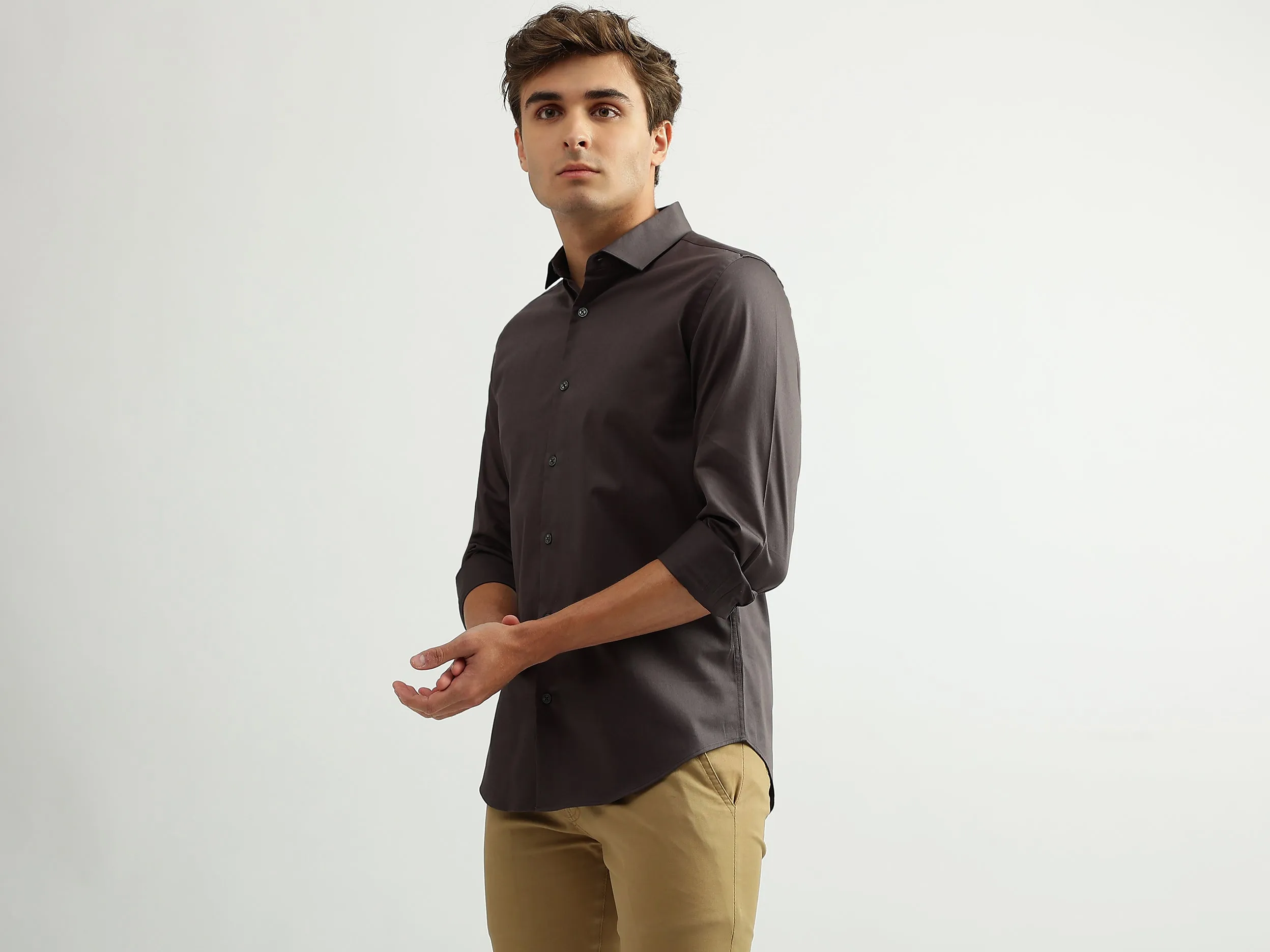 Men Solid Cutaway Collar Shirt