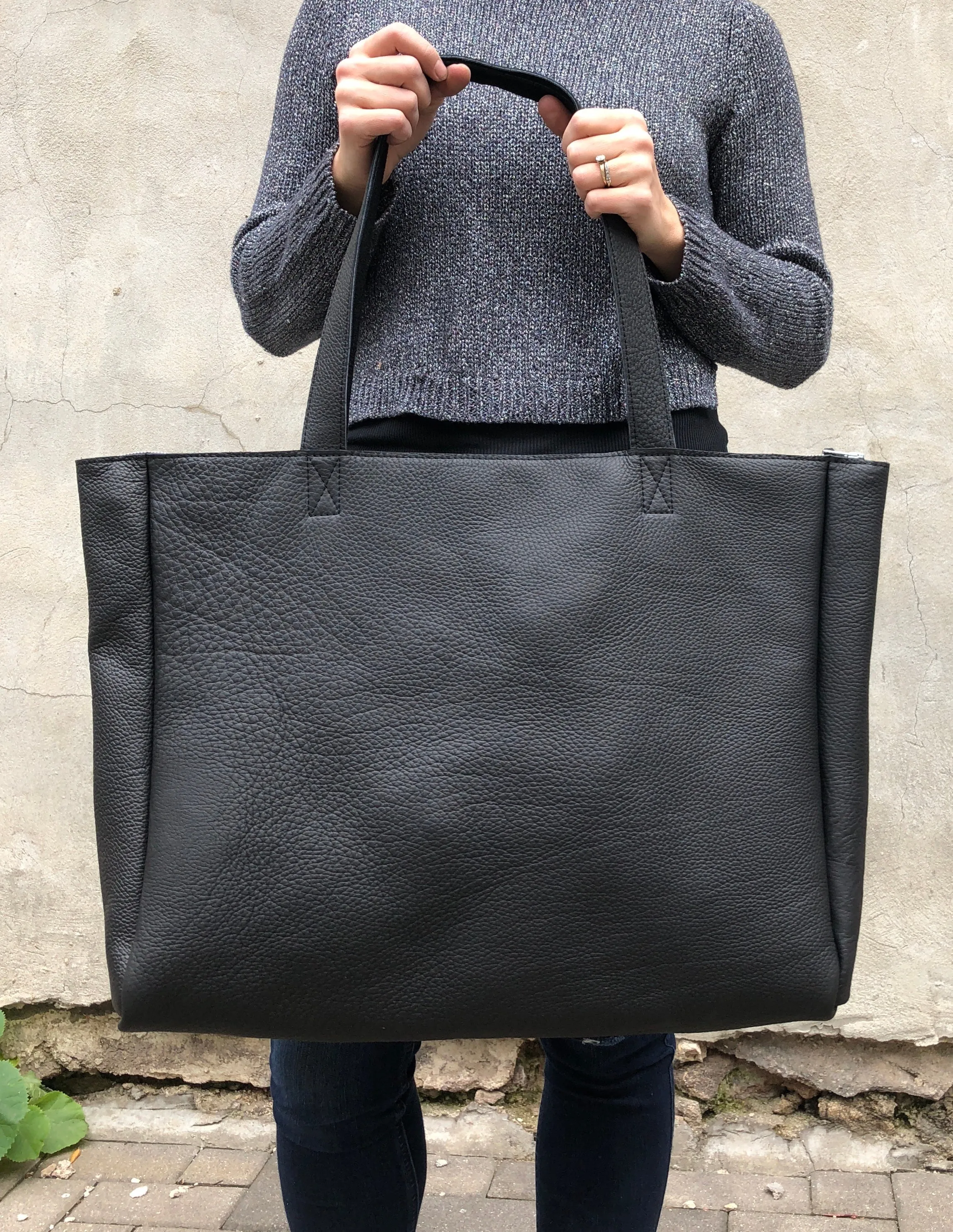 Super XL Classic tote in black leather