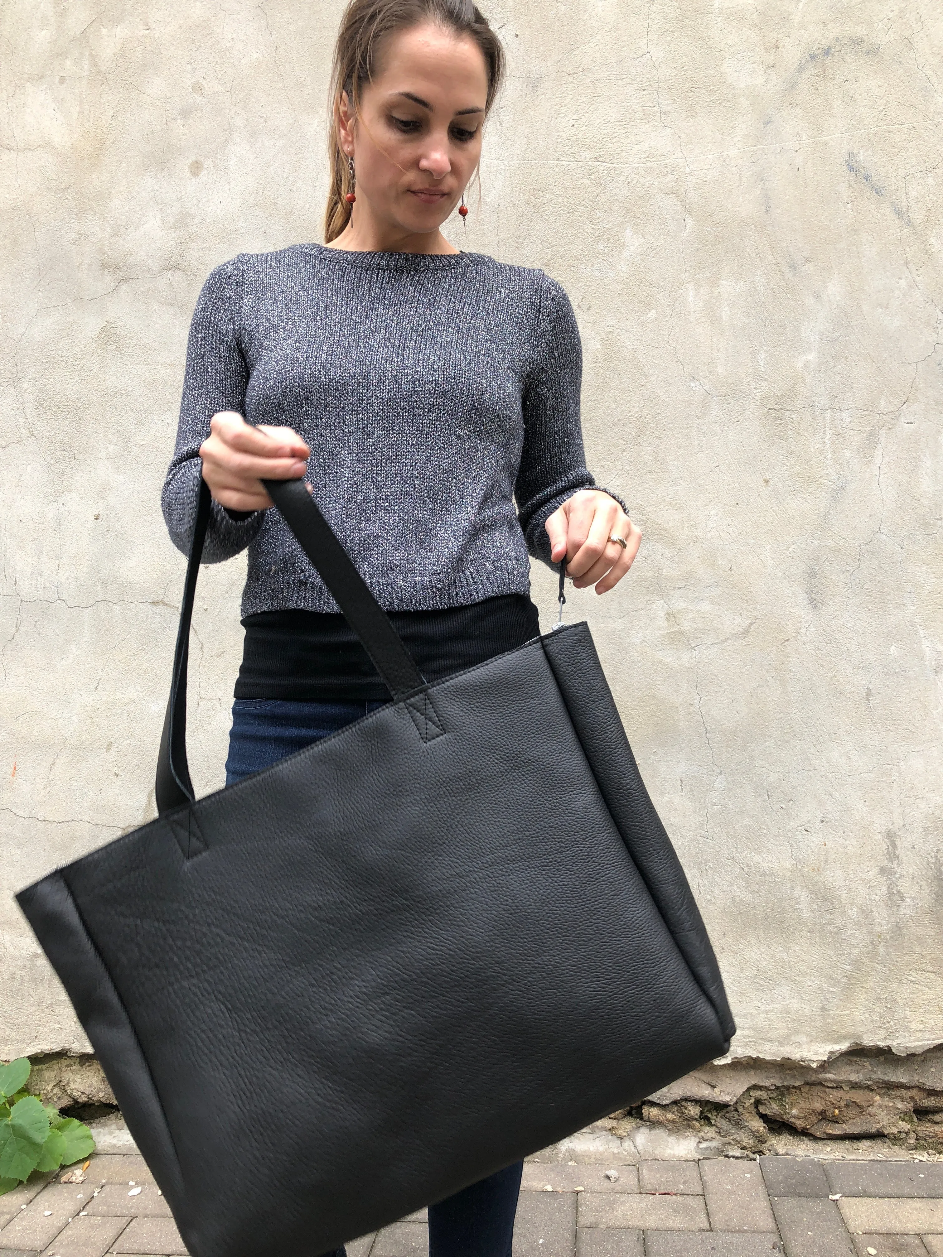 Super XL Classic tote in black leather