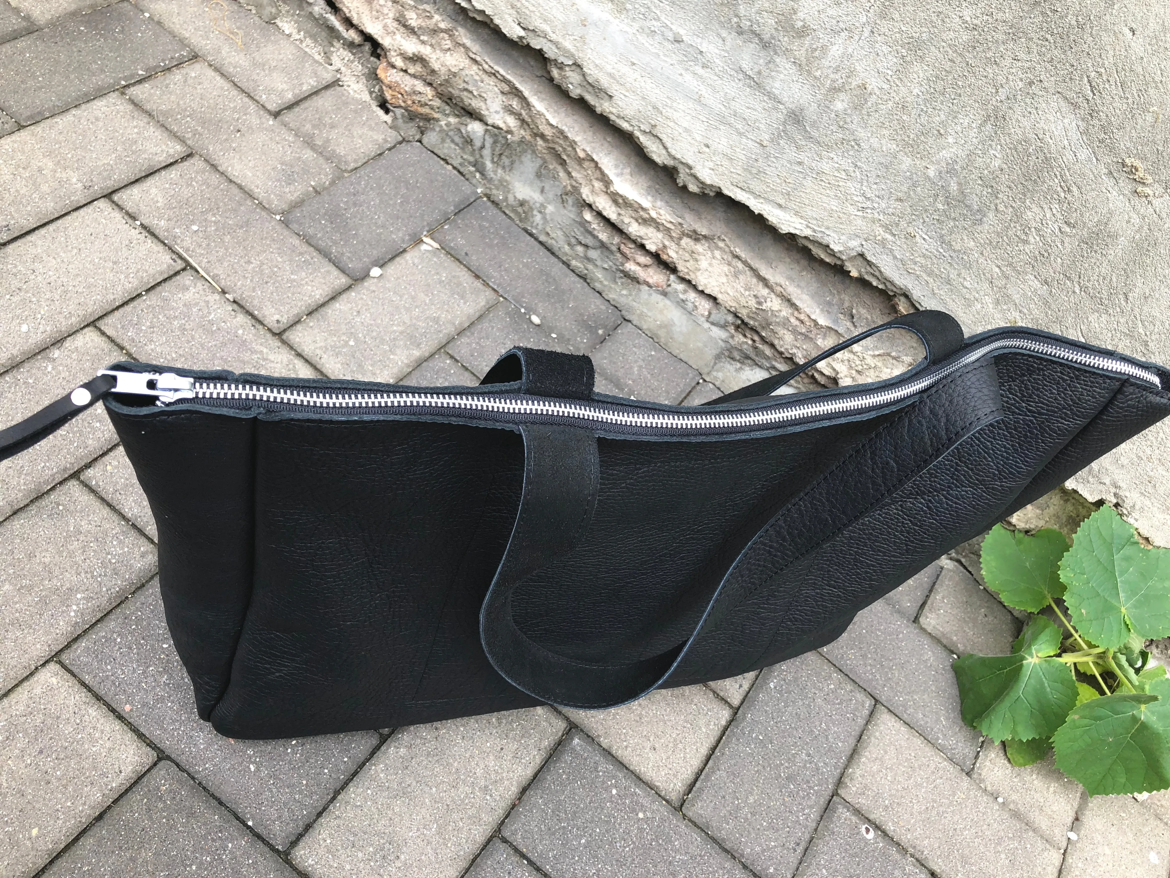 Super XL Classic tote in black leather